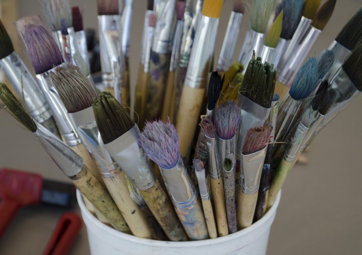 close-up photo of paintbrushes in a cup